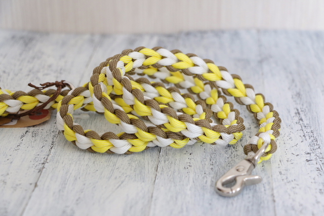 新しいコードが届いたので、リードを作りました😊 ８本編みハートリード💛 出店用です💁‍♀️パラコードリードパラコードワークショップパラコードクラフト