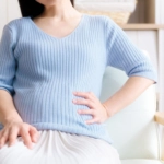 皆さん、お久しぶりです。 ⁡ 今日のBSN『なじラテ』でも 報告させていただきましたが何故か若き頃のパネルとともに 笑⁡この度、新しい命を授かりました。 安定期に入り、出産は来年の春を予定してます。 ⁡ 妊娠が分かってから重症妊娠悪阻と診断され 各番組お休みを