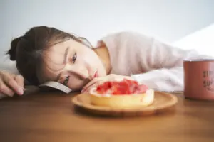 手のひらが異常に黄色いです。 - 画像左側が私の手で、右側が友人の手です。物- Yahoo!知恵袋