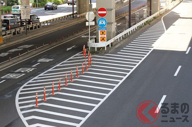 ゼブラゾーン 導流帯 とは？斜線の意味と走行・駐停車の可否 - クルマのわからないことぜんぶ車初心者のための基礎知識norico ノリコ