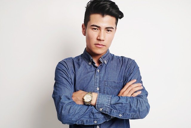 腕組みする心理って？姿勢やポーズからわかる心理を解説