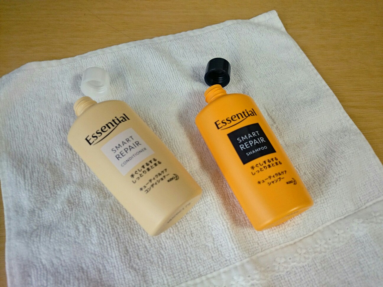 白と黒を混ぜるシャンプーAPERTAMは2種類のシャンプーを混ぜて使用するシャンプーです。 質感の違うシャンプーをお好みの分量でMIXすることで、その日、その時の髪のダメージを改善します。“ブラック”シャンプーは、ヘマチン配合でふんわりとまとまり、ハリコシ