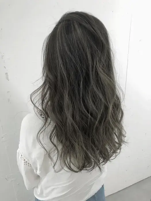 地毛と自然につながる白髪ぼかし オリーブベージュstair:case美容室 ヘアサロン ステアケース