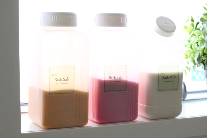 入浴剤やバスソルトのおしゃれな詰め替え容器。無印良品や100均のおすすめ収納グッズ