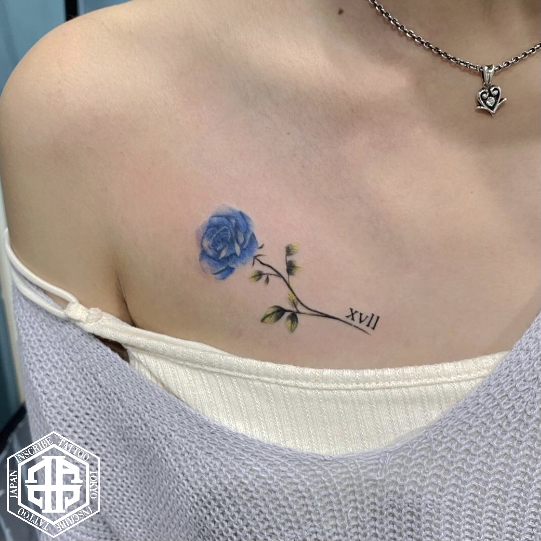 薔薇タトゥー ローマ数字タトゥー 薔薇は本数で花言葉が変わり、1本は「私にはあなたしかいません」3本で「愛しています」などがあります🌹 薔薇 は花の色によっても花の状態などによっても意味が違います😌薔薇のタトゥーの意味は「愛」「美」「繁栄」などがあります