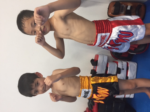 ダンスの日✨ 腹出しスタイル♥ 腹筋が素敵です🤩 笑お弁当もったし忘れ物なし！ いってらっしゃい💕ダンスコーデ ゆうか ゆーちゃん キッズダンス 小2 js2 キッズモデル プチプラ韓国服 韓国子供服 小学生コーデ キッズコーデ キッズファッション キッズダンス