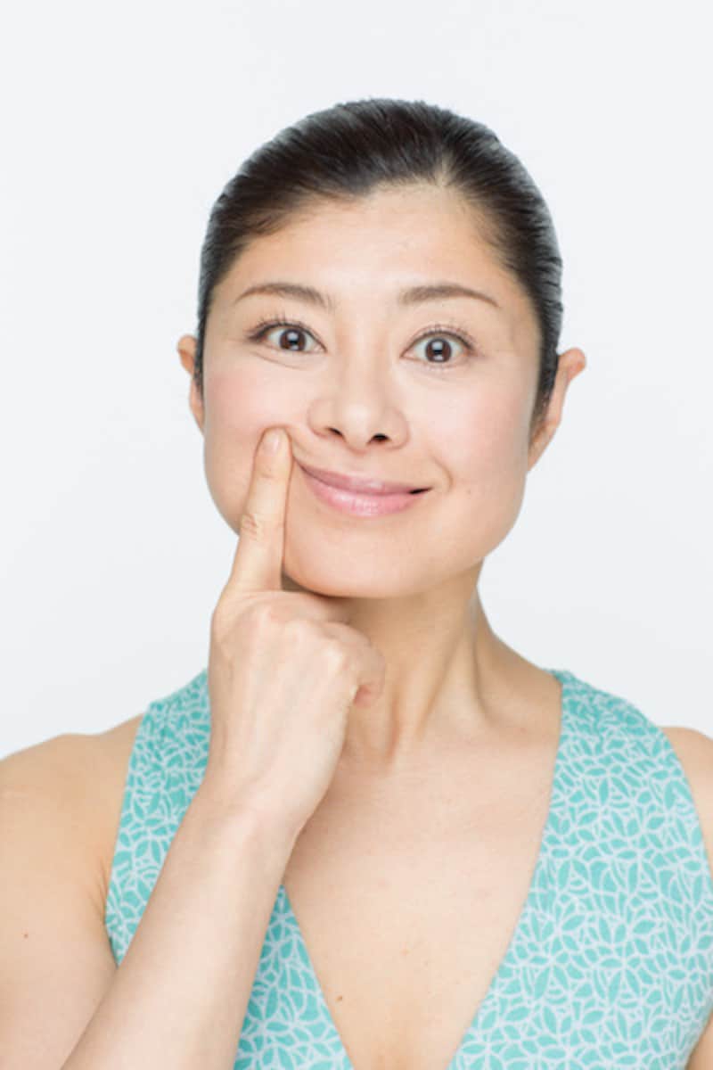 正しい笑顔の作り方☺️ , 口角上げて笑いたい人はコレやってみて❤️‍🔥,後から写真を見たら思ったより笑えてなかったってことはありませんか？💦,歯が見えるように逆三角形の口角ラインで他人と差のつく笑顔の作り方トレーニングをお伝えします🧑‍🏫, ☁️- -☁️- -☁️- -☁️- -☁️--☁️- -☁️- -☁️, アラフォー小顔先生が小顔に役立つ情報を発信しています🕊,