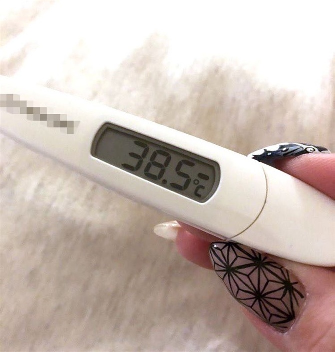 熱を出した子供と心配する母親と体温計 写真素材7261973- フォトライブラリ