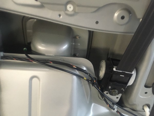 ミライースのフューエルリッドを交換する LA300 ナッターリベット フューエルリッド修理 - YouTube