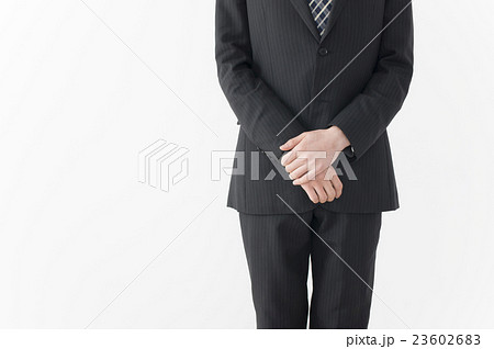 体の前で手を組んで立つスーツの女性 - 商用利用可能な写真素材・イラスト素材ならストックフォトの定額制ペイレスイメージズ