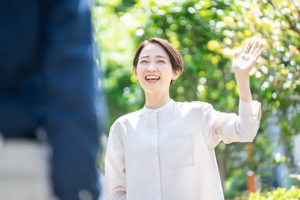 ノンバーバルコミュニケーションとは？具体例から重要性や効果を解説 人事・総務担当者の課題解決コラムIEC BUSINESS COLUMN
