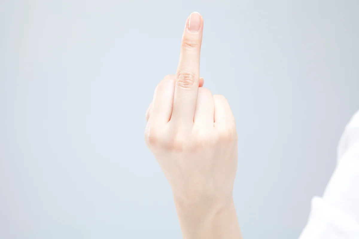 ハート形のハンドサイン 手のひら側から作るバージョン のイラストフリー写真テイクアウト