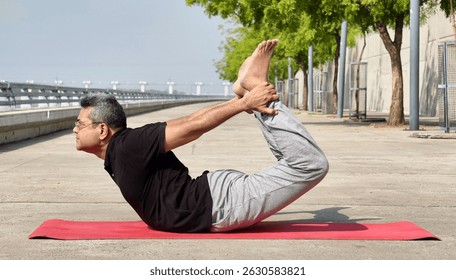 部屋でヨガをする女性二人 10018000039 の写真・イラスト素材アマナイメージズ