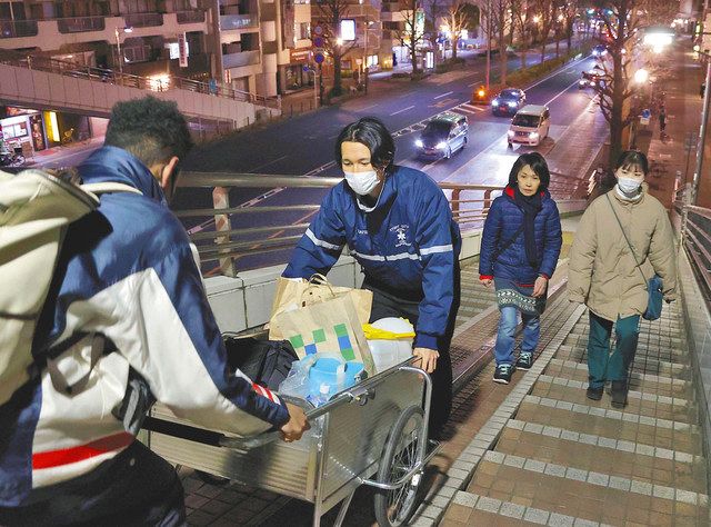 多民族のホームレスの人がボランティアから食べ物を無料で受け取ったり、路上のコンテナから食べたりする」の動画素材 ロイヤリティフリー 1095998543Shutterstock