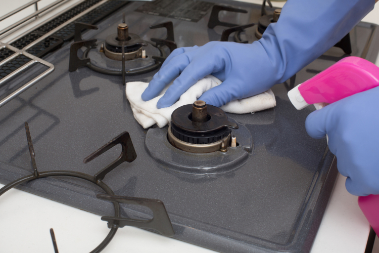 重曹＋放置で簡単！ガスコンロの「五徳の汚れ」掃除テクを伝授 - macaroni