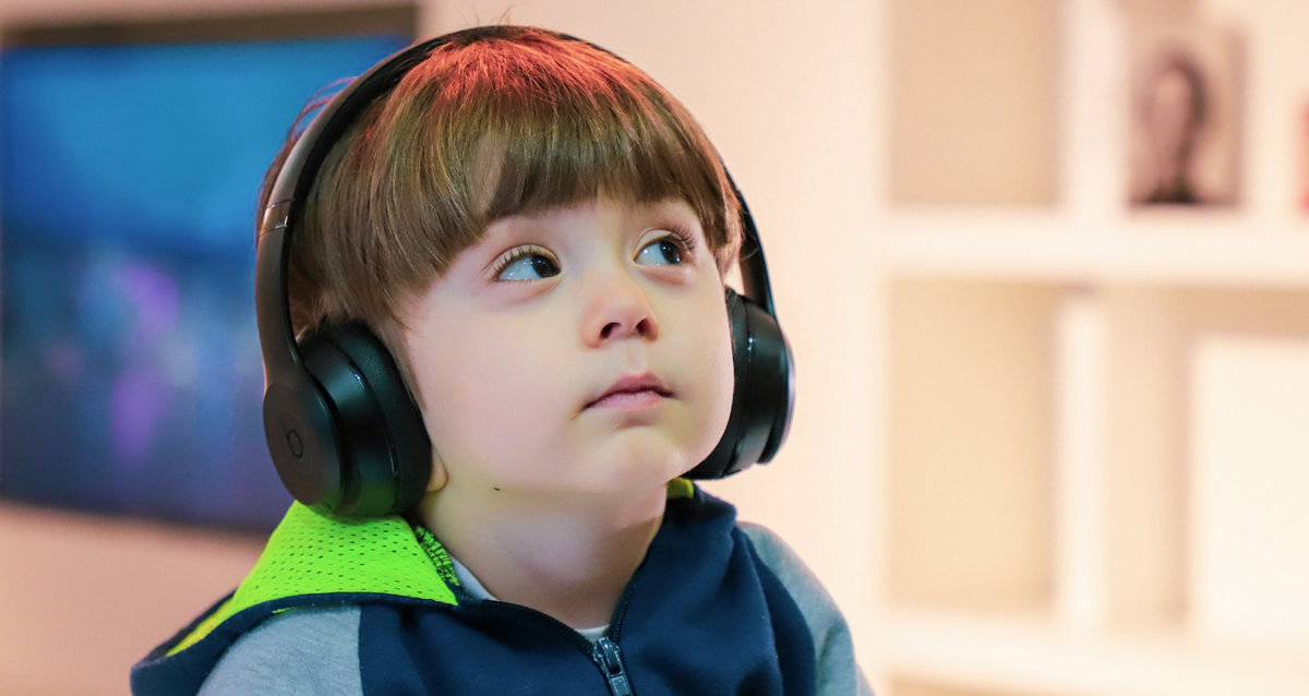 赤ちゃんの不思議な行動『ヘッドバンキング』 - YouTube