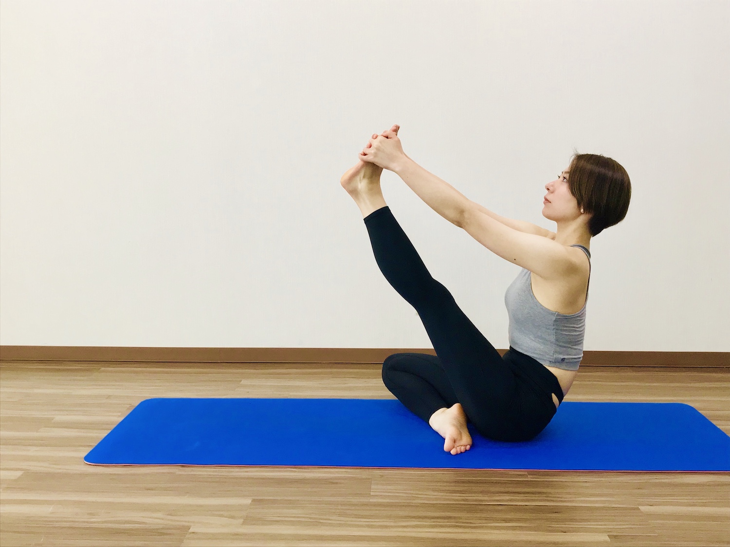 サギのポーズでむくみを解消させ美脚を目指そう✨✨✨kotomiトータルビューティーヨガコーチが投稿したフォトブックLemon8