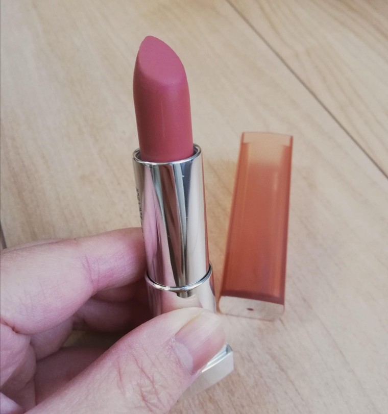 ソフトオータムの珍しい色合いとメイク・ファッションのコツ