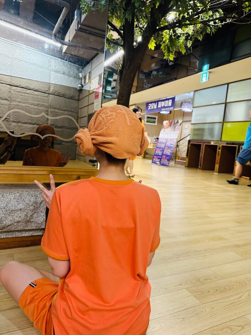 美容師さんがやってる落ちてこないタオルの巻き方をご紹介します✨ とっても簡単なので是非ともお試しくださいませ😊ハホニコハッピーライフ美容師さんが考えた髪のためのタオルマイクロファイバータオル美容師美容室落ちてこないタオルの巻き方ターバン巻き方超吸水タオルお風呂上がり