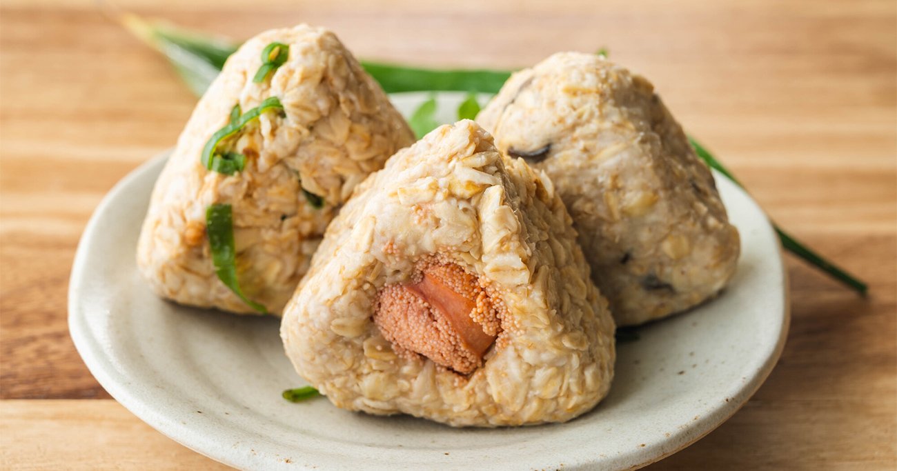 ダイエット中のお昼ごはん！ オートミールキムチ雑炊！！ ☟分量 オートミール 15g 水 50ml 鶏がらスープの素 パラパラ キムチ 好きなだけ 卵1個 ☝︎ここまで入れて卵にフォークで穴あけて ふんわりラップで600w、2分 ごま油をまわしかけて韓国海苔 あれば トッピングし