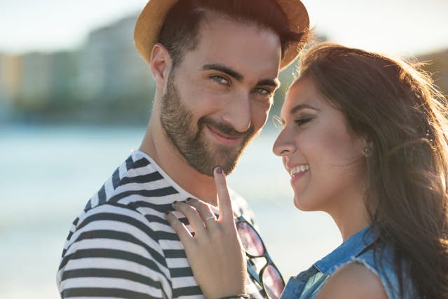 フリー写真顎に手を当てる女性のポートレイトでアハ体験GAHAG著作権フリー写真・イラスト素材集 - GAHAG著作権フリー写真・イラスト素材集