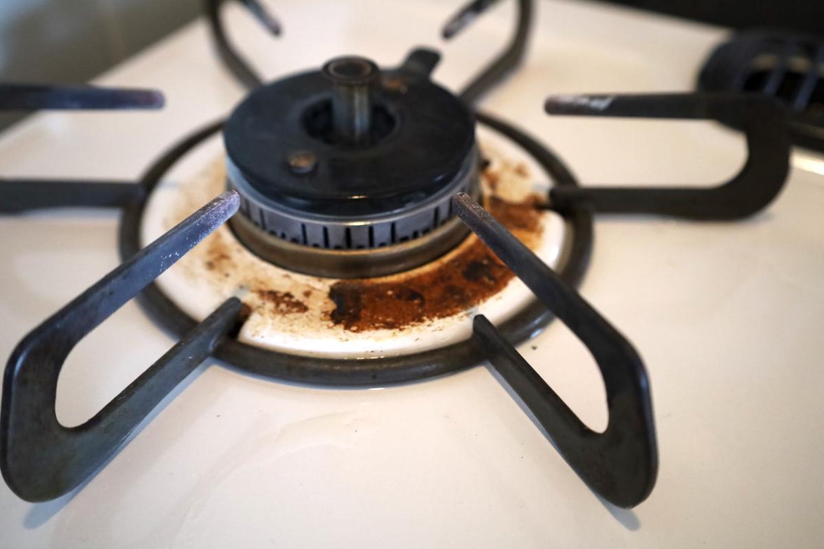 重曹以外で五徳・ガスコンロの焦げや汚れを落とす方法やあると便利な掃除グッズをご紹介