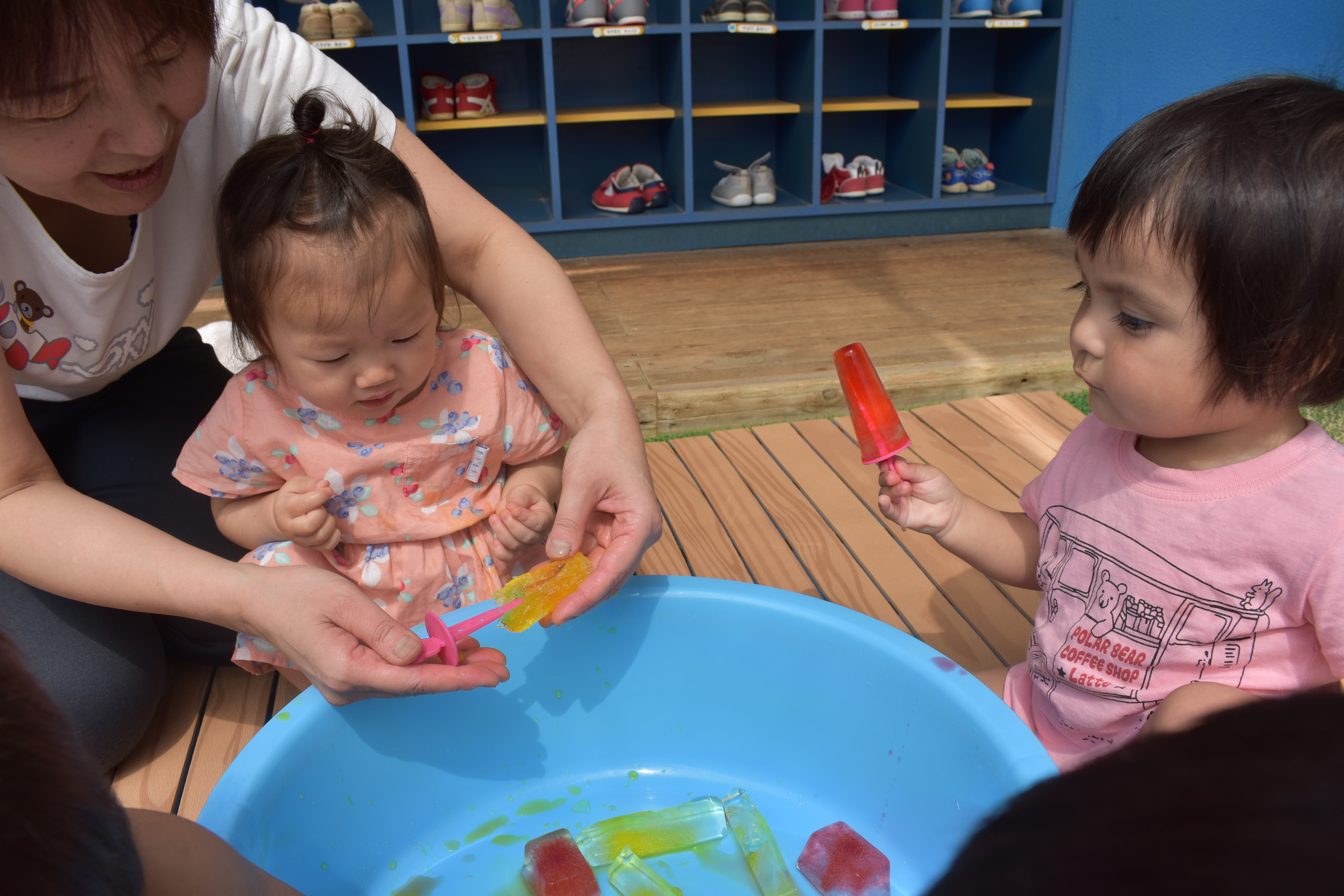 氷遊びをしました 0歳児の様子 モンテッソーリ式 アスクかなまち保育園