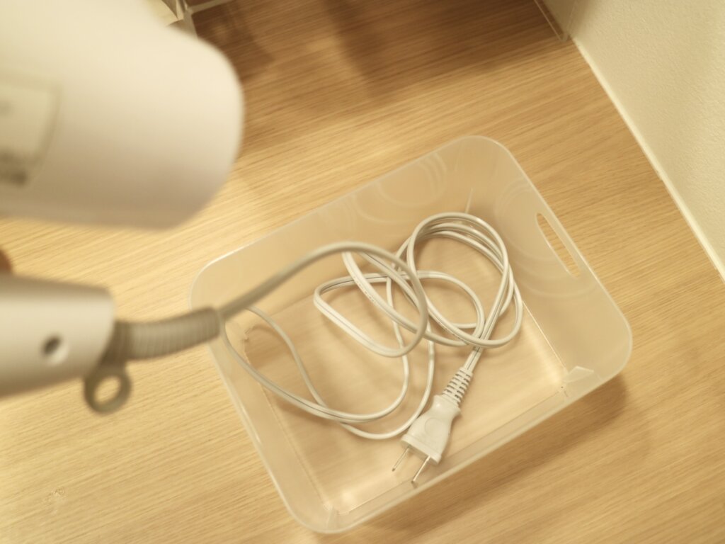 ヘアドライヤー、コードを巻かずにサッと使ってパッと片づける。地震、通電火災など安全も確保できる収納の工夫暮らしはラクに楽しく