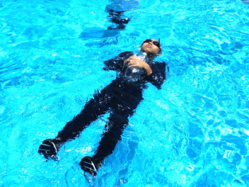 講習 靴とジャージでプールに入る「着衣泳」もし服を着たまま海や川に落ちたら 中学生が学ぶ 2025年7月9日掲載 FBS NEWS NNN