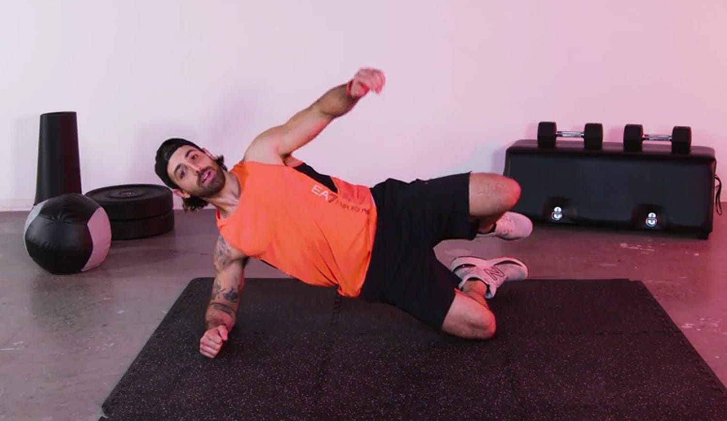 ベンチに寝た状態で三角筋 肩 中部～後部を鍛える