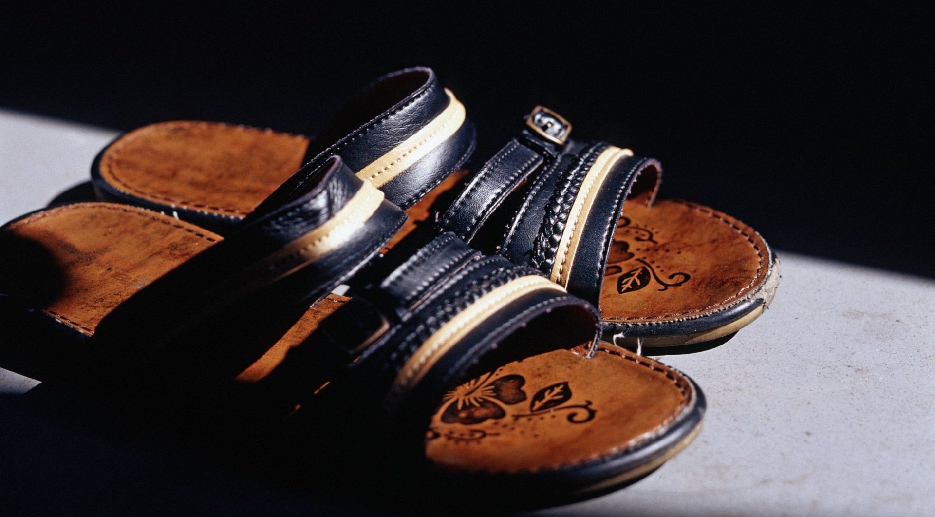 実は通じないかも 。「ビーチサンダル」って英語でどう呼ぶか知ってる? - CanCam.jp キャンキャン