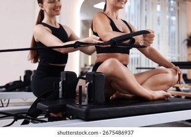 ピラティス」の48万点のロイヤリティフリー画像、写真素材、絵Shutterstock