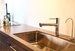 キッチンシンクを磨いてキレイにする方法