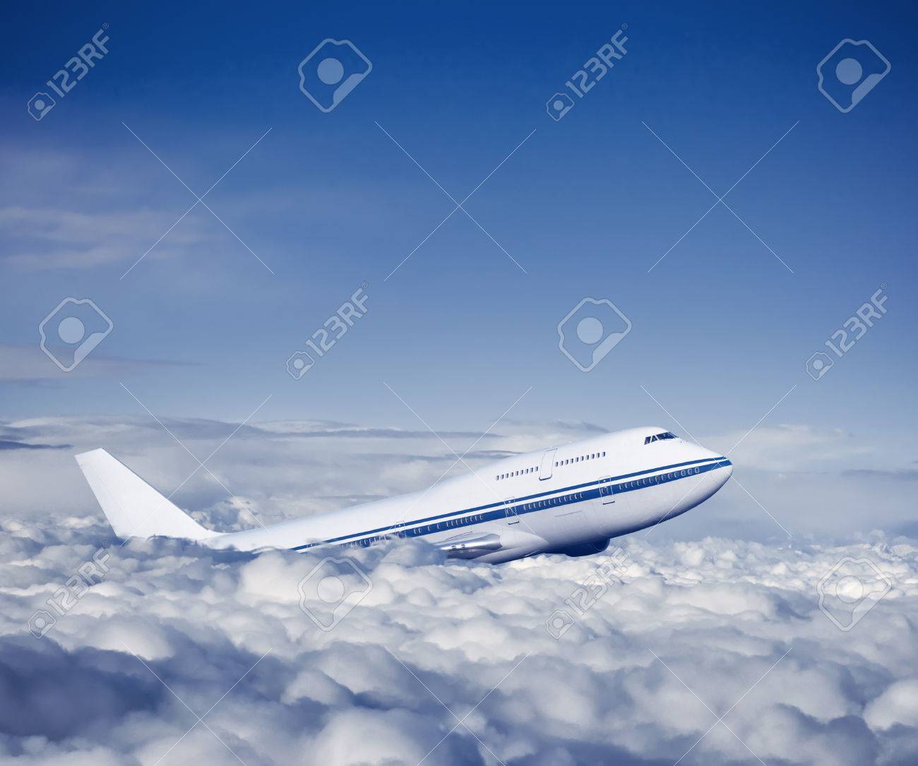 垂直に落ちる「飛行機雲」を目撃！これってどういうこと