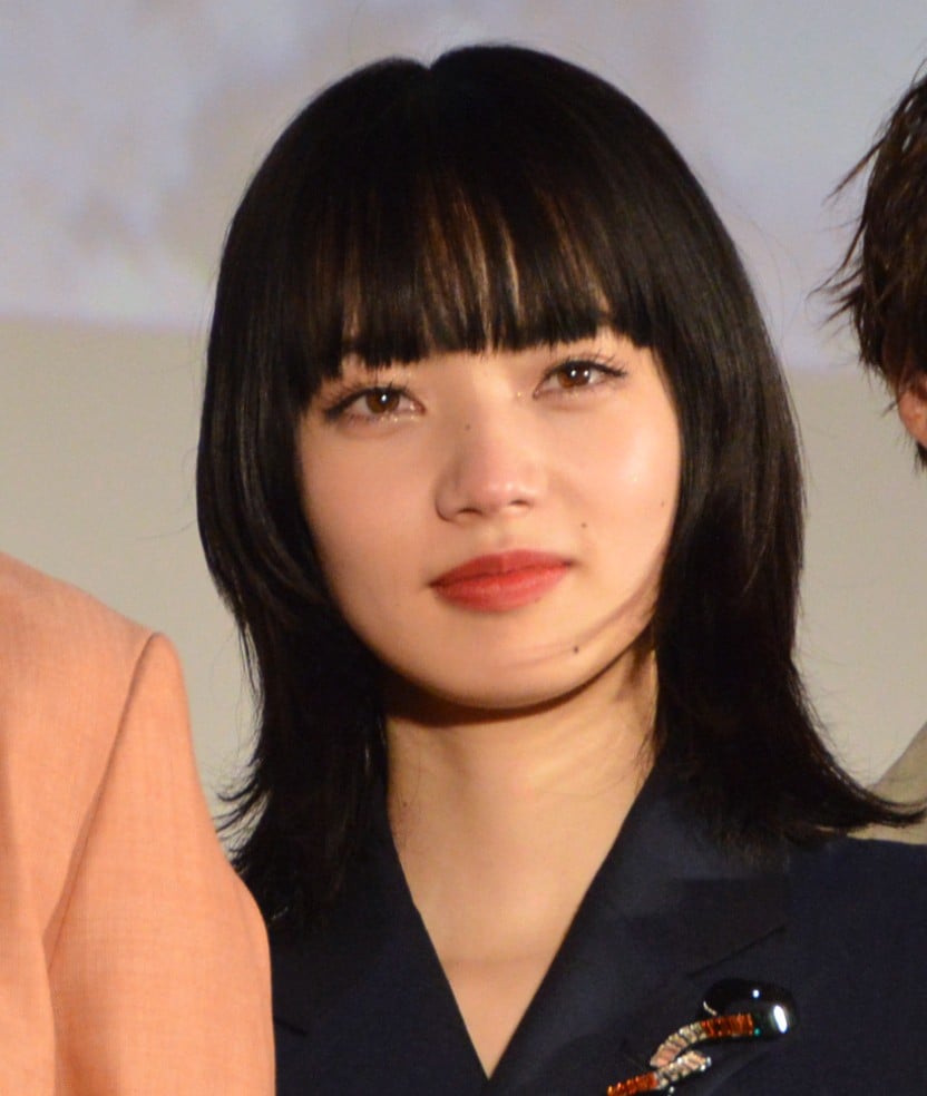 小松菜奈、日本アカデミー賞授賞式でシャネルのオートクチュールドレスを美しく纏う – SWITCH ONLINE