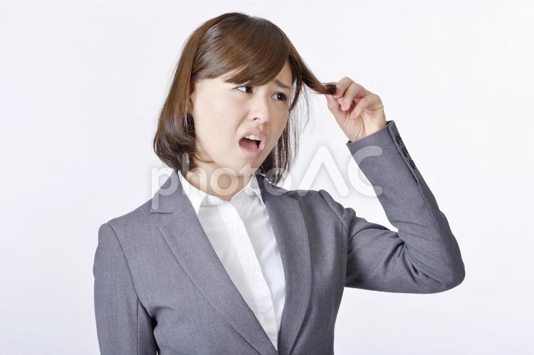 自分の髪の毛を触る女性 10626004759 の写真・イラスト素材アマナイメージズ