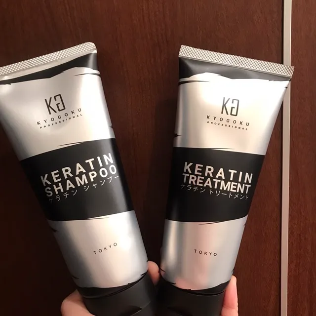 ノンシリコンシャンプー・シリコンシャンプーの違いをご存じですか？？ . シャンプーは、「ノンシリコンシャンプー」「シリコン入りのシャンプー」に分けられます当社のYOIKAシルキースカルプは、 ノンシリコン を採用！！✨ .ノンシリコンの特徴・頭皮への