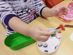 新しい手作りおもちゃが完成🦁♡, わんこも追加しました🐶🐾,もうすぐ年少さんになるのでスプーンの持ち方を練習してみようかなと🥄ただやるだけじゃつまらないもんね！楽しめますように🌟⋆꙳,口は少しずつ小さくしたり、お箸の練習にも使えたり、おままごとにも出来るし、色々使えるはず〜😘,おままごとグッズ ,スプーン練習中 ,スプーン練習