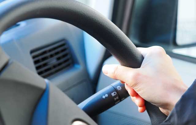 乗用車のハンドルを握る男性の無料の写真素材 - ID.20540フリー素材 ぱくたそ