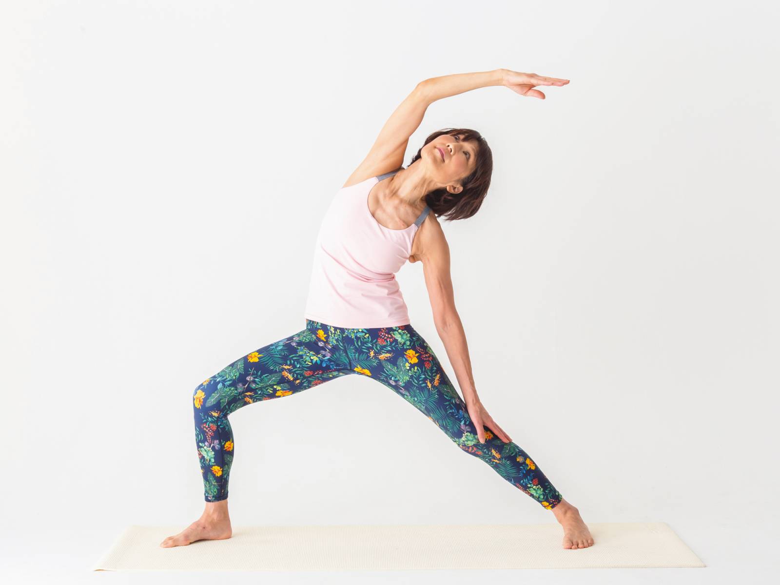 ヨガポーズ解説 「戦士のポーズⅢ 英雄のポーズⅢ 」は、心とカラダの調和をもたらすポーズ - YogaFull