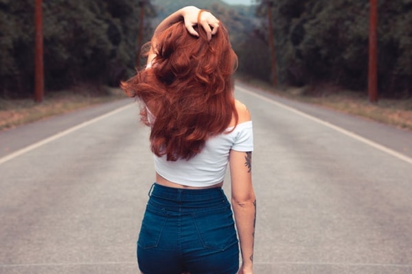 和室にて白いキャミソールを着た若く美しい女性の体のライン の Stock フォトAdobe Stock