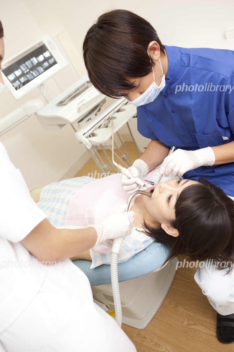 歯の治療をする男性と女医 11069005459 の写真・イラスト素材アマナイメージズ