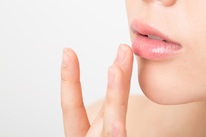 唇の皮むけの原因は？乾燥への対処法やおすすめリップも紹介 - カラリアマガジン - 香り専門メディア