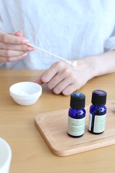 『３つの材料で簡単』アロマ香るハンドクリームの作り方アロマオイルと蜜蝋クリームで手作りコスメを体験しよう