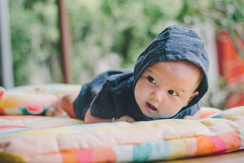 78 生後3カ月、腹ばいスタート！双子でも発達はそれぞれ 双子育児漫画るるぶKids