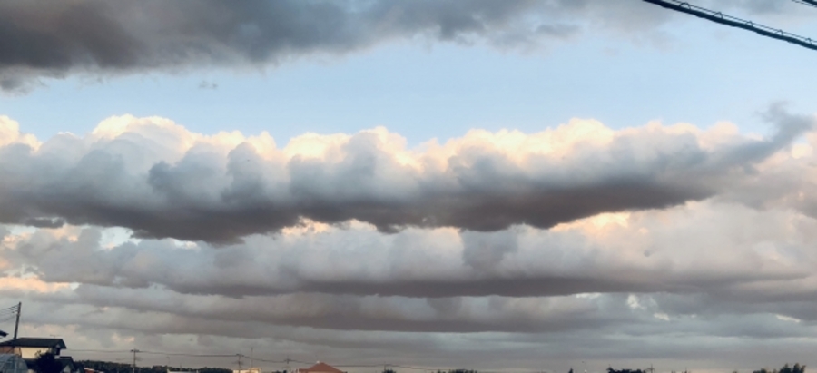 空に浮かぶ不思議な形をした雲「地震雲」の正体とは？ 書籍オンライン編集部セレクション読み終えた瞬間、空が美しく見える気象のはなしダイヤモンド・オンライン