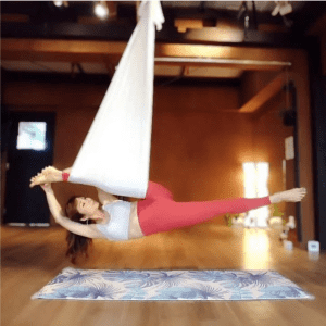 あのBTSも体験したエアフローヨガ！初心者向けのポーズ集 ストレッチ