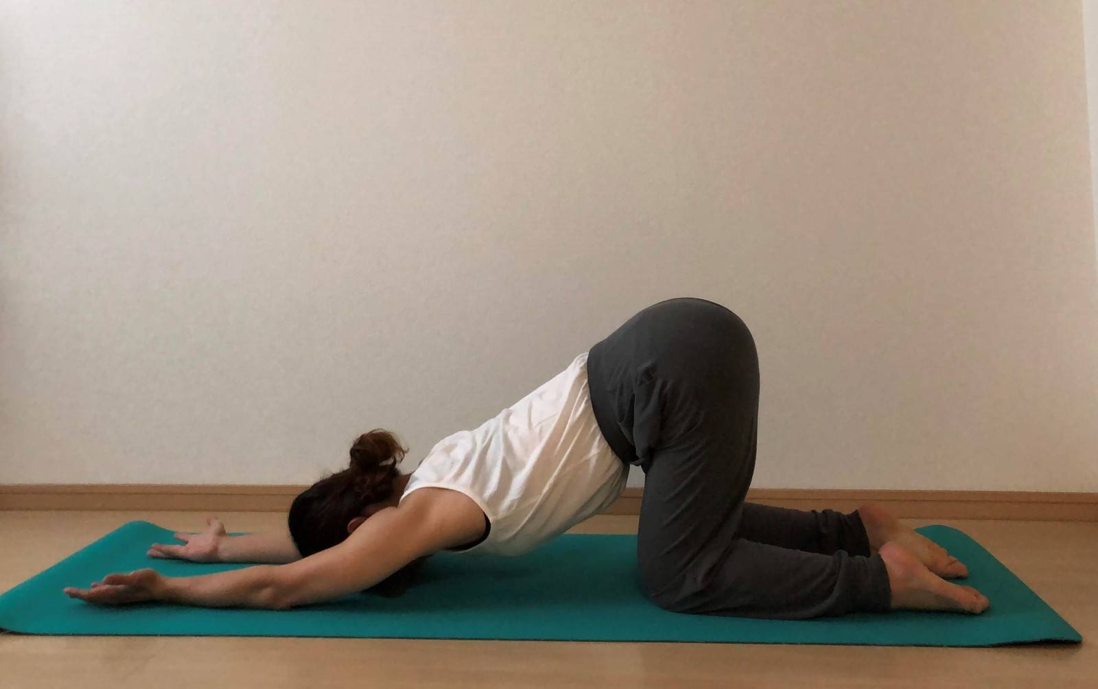 背中で手を組めない人に効果的なタオルストレッチ ストレッチ講座- YouTube