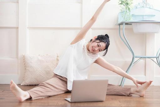 女性 後ろ姿 ヨガ」の2952点のロイヤリティフリー画像、写真素材、絵Shutterstock