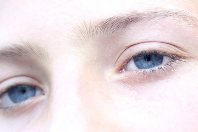 眉毛を脱色しすぎた際の7つの症状とは？対処法と注意点教えます！メンズのお悩み解決メディアTOPLOOK